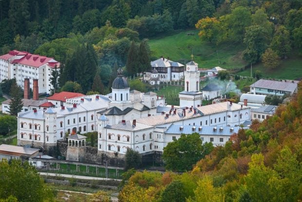 manastirea-bistrita-din-valcea-curiozitati.-unde-se-afla-si-ce-poti-vizita