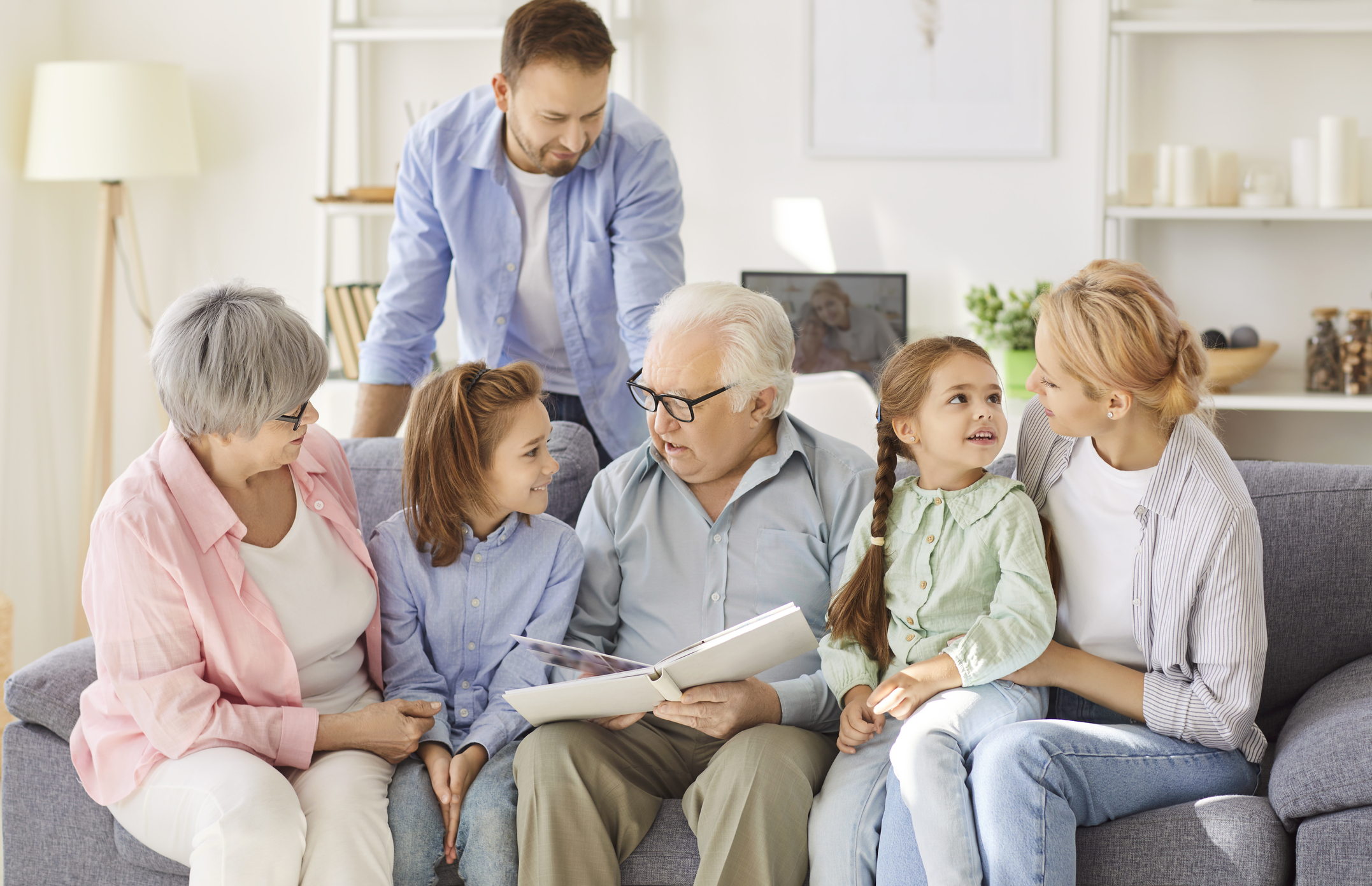 de-la-decretei-la-nativii-digitali:-cum-s-au-schimbat-parintii-in-ultimele-trei-generatii