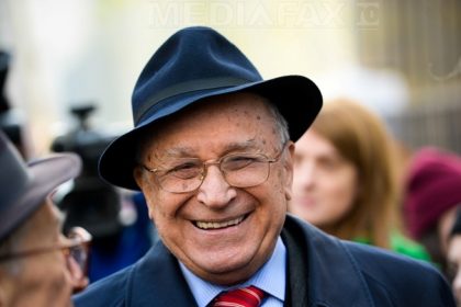 cum-a-ajuns-ion-iliescu-presedintele-romaniei.-bataliile-cuion-ratiu,-corneliu-coposusivadim-tudor