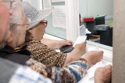 pensionarii-si-romanii-vulnerabili-vor-primi-banii-pe-cardurile-sociale.-calendarul-platiilor