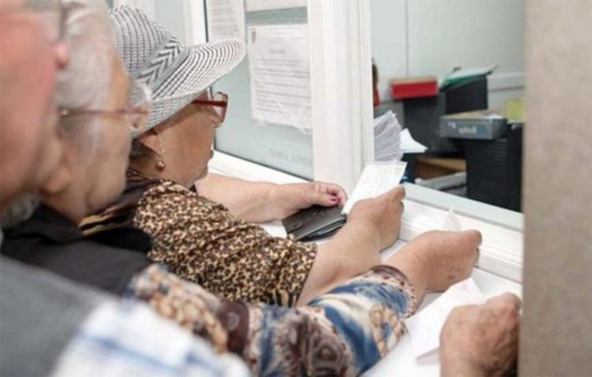 pensionarii-si-romanii-vulnerabili-vor-primi-banii-pe-cardurile-sociale.-calendarul-platiilor