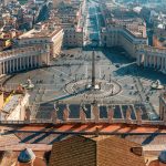 premiera-la-vatican:-pelerinaj-pentru-catolicii-din-comunitatea-lgbt+-–-hotnews.ro