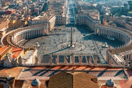 premiera-la-vatican:-pelerinaj-pentru-catolicii-din-comunitatea-lgbt+-–-hotnews.ro