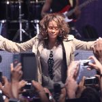 legendara-whitney-houston,-readusa-in-turneu-la-13-ani-de-la-moartea-sa,-cu-ajutorul-ai-–-hotnews.ro