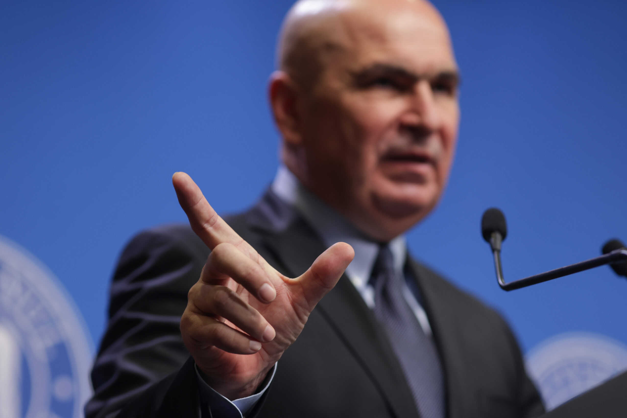 bolojan-s-a-tinut-de-cuvant,-dar-n-a-anuntat-guvernul-a-taiat-din-banii-partidelor-unii-dintre-liderii-partidelor-nu-au-stiut-–-hotnews.ro