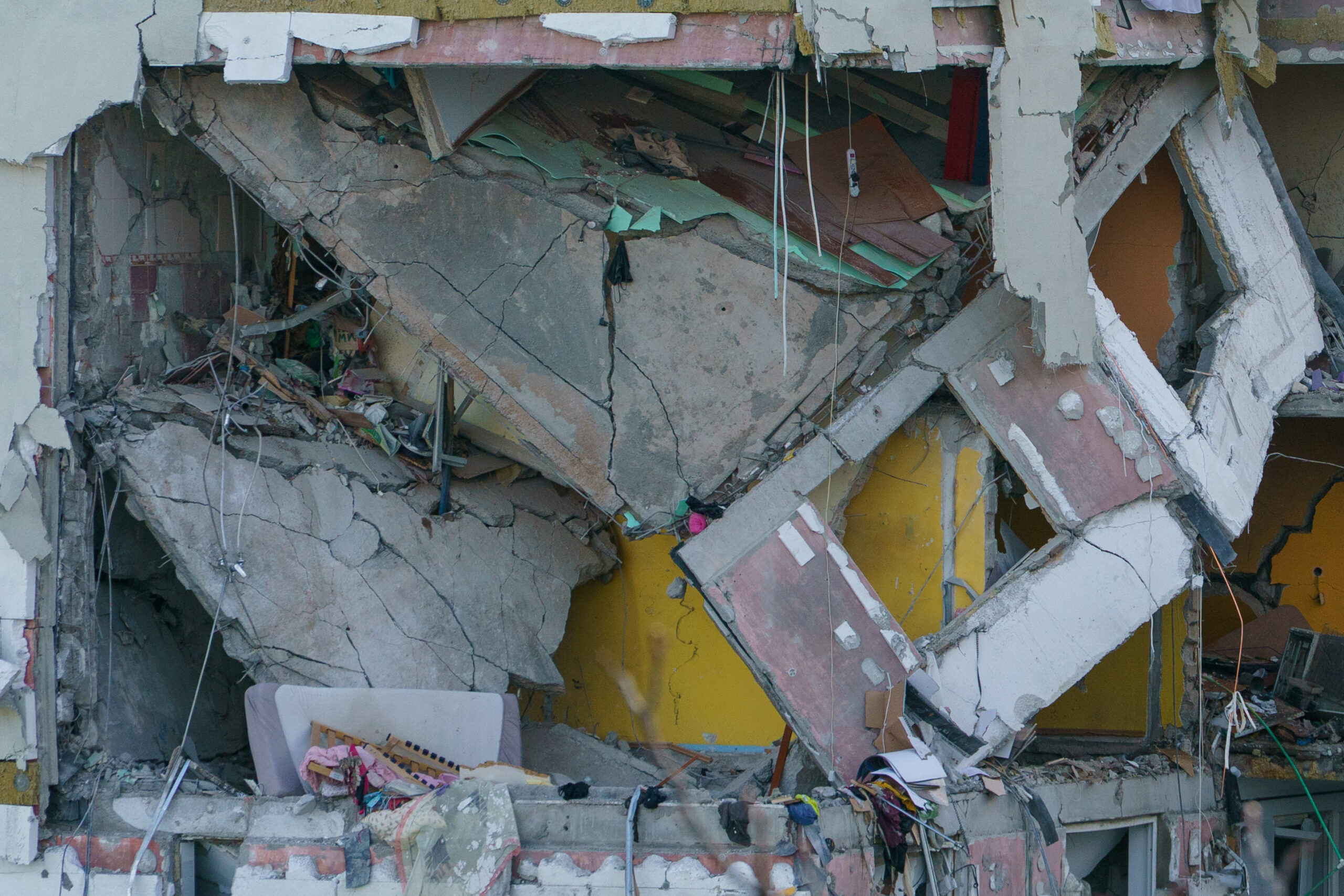 raportul-inspectoratului-de-stat-in-constructii-dupa-explozia-din-rahova:-portiuni-din-bloc-trebuie-demolate-imediat-utilizarea-in-continuare-a-cladirii-nu-este-posibila-–-hotnews.ro