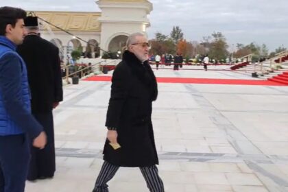 cum-a-aparut-gigi-becali-la-sfintirea-catedralei-neamului,-duminica-dis-de-dimineata