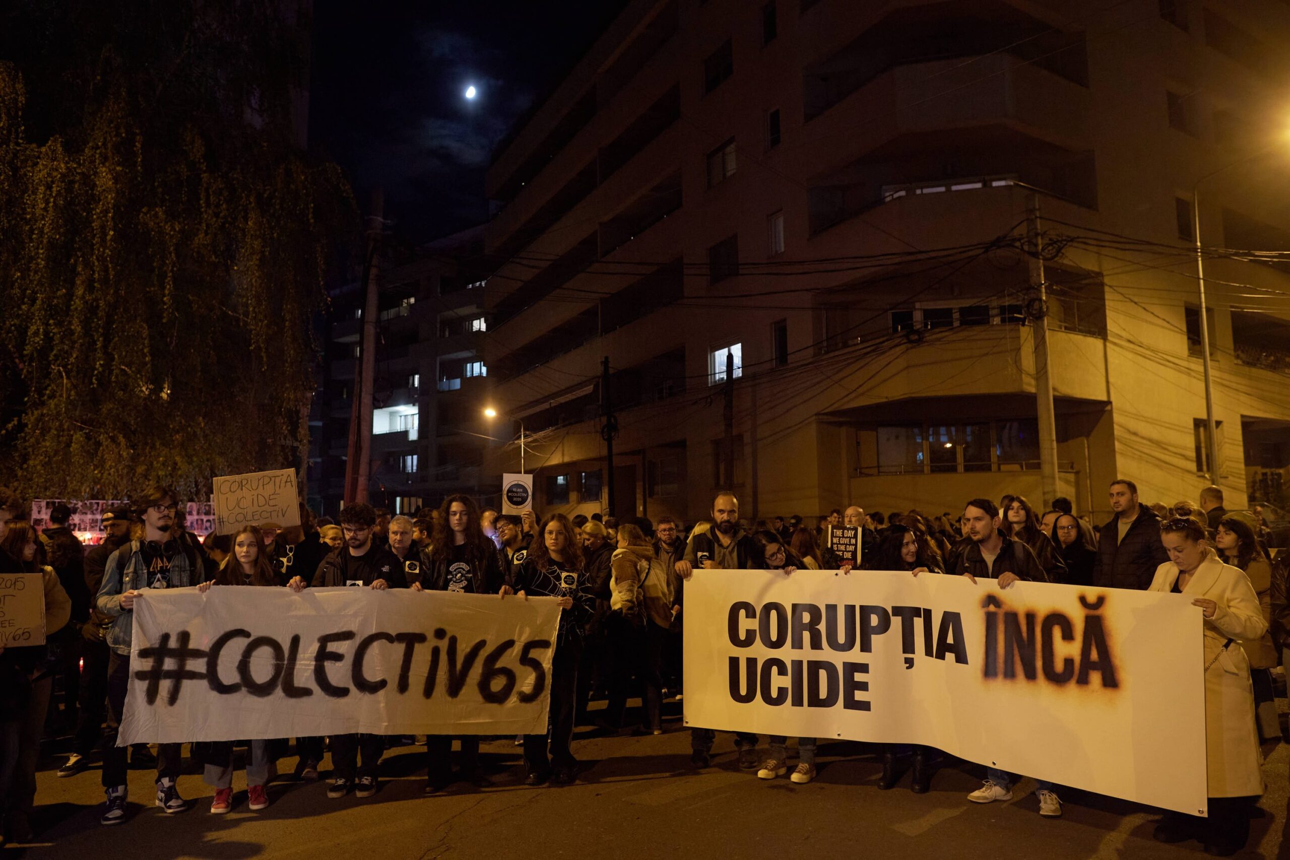 foto-video-organizatorul-marsului-in-care-s-a-cerut-dreptate-pentru-victimele-de-la-colectiv,-amendat-de-jandarmi-pentru-depasirea-orei-de-comemorare-/-n-am-cuvinte-sa-descriu-–-hotnews.ro