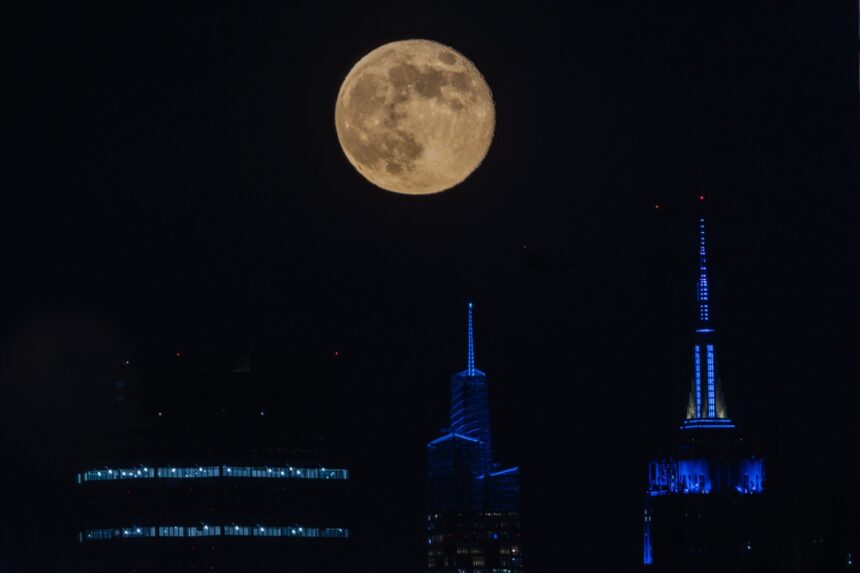 ce-este-superluna-castorului-cea-mai-mare-luna-plina-a-anului-2025,-saptamana-viitoare-–-hotnews.ro