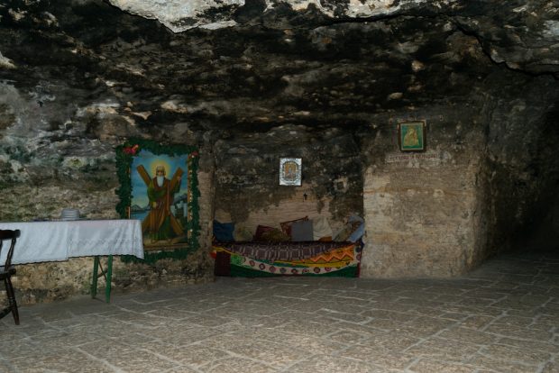pestera-sfantului-andrei,-prima-biserica-crestina-din-romania