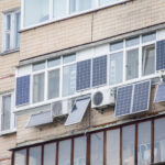 panouri-fotovoltaice-pe-balcon-cat-te-costa-si-cat-economisesti-la-factura-de-energie,-dar-si-ce-obligatii-ai-ca-sa-nu-provoci-un-incendiu-–-hotnews.ro