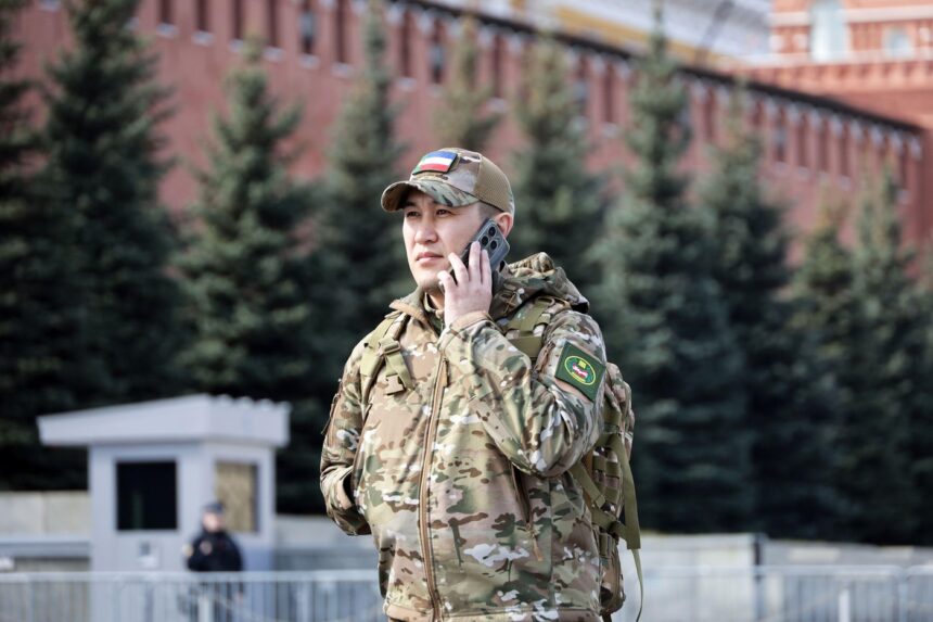 rusii-care-se-intorc-in-tara-nu-mai-pot-sa-si-foloseasca-telefoanele-24-de-ore-masura-autoritatilor-a-dat-nastere-la-conspiratii-–-hotnews.ro
