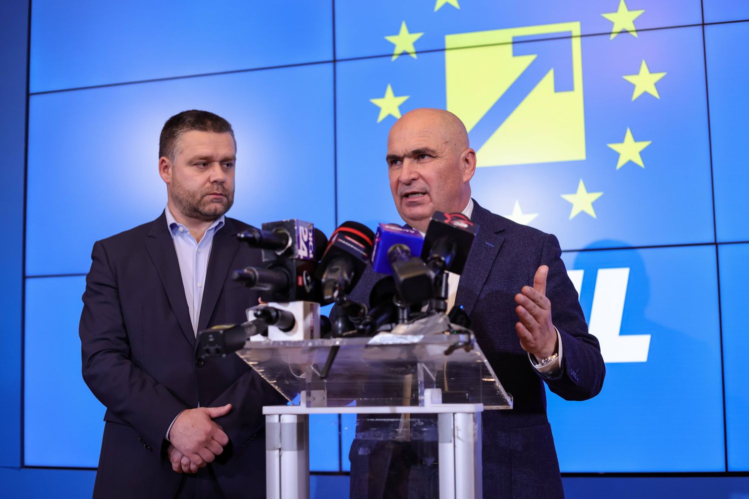 ciprian-ciucu,-replica-pentru-drula:-noi-nu-coafam-sondaje/-usr-are-propria-cercetare-si-nu-o-face-publica-de-ce-nu-a-achitat-bolojan-toate-datoriile-catre-casele-de-sondare-–-hotnews.ro