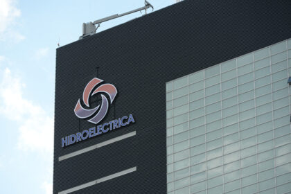 hidroelectrica-vinde-energie-mai-scump-pe-angro-decat-pentru-populatie.-investitorii,-tot-mai-ingrijorati-de-acest-model-atipic-de-afaceri