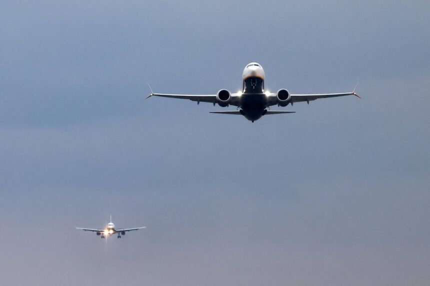 reactia-wizz-air-dupa-ce-doi-romani-au-alergat-dupa-un-avion-care-se-pregatea-sa-decoleze-de-pe-aeroportul-din-koln-/-explicatia-unui-pasager:-le-inteleg-disperarea-nu-au-fost-singurii-–-hotnews.ro