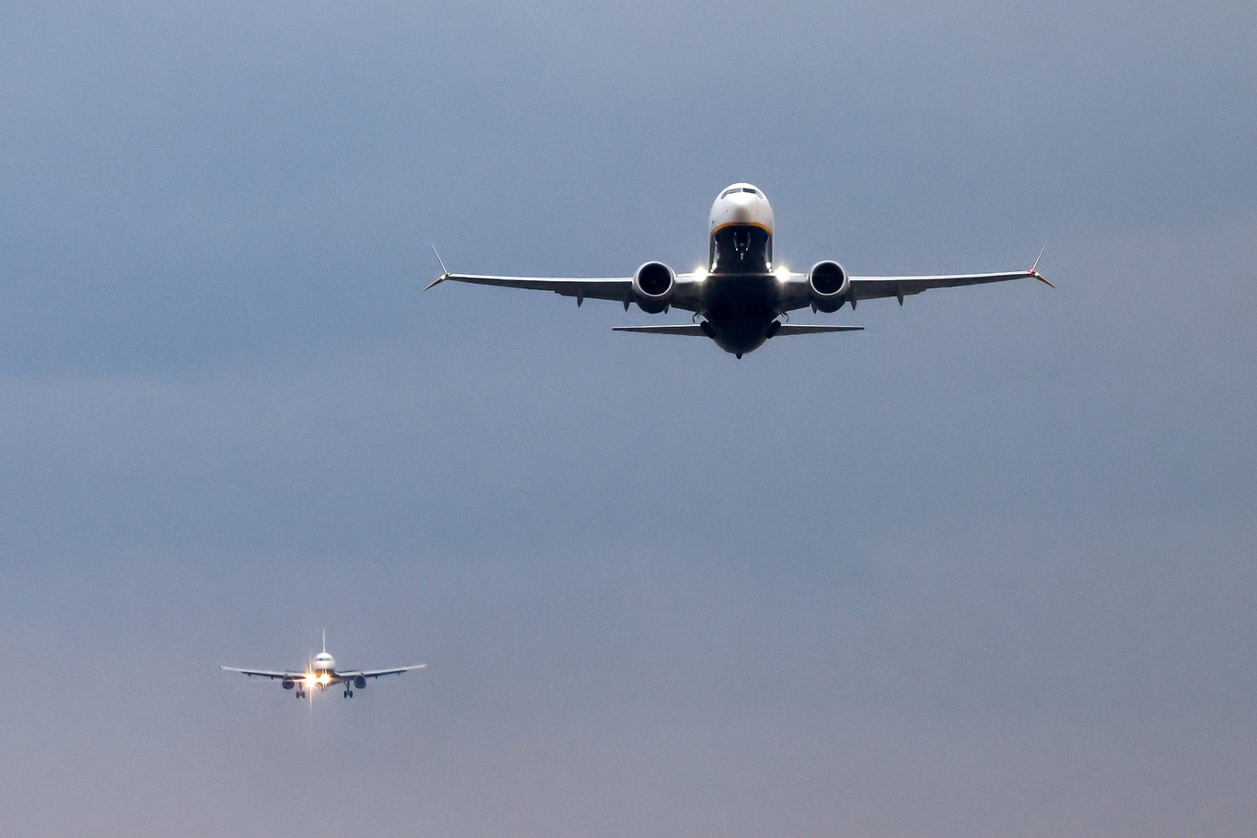 reactia-wizz-air-dupa-ce-doi-romani-au-alergat-dupa-un-avion-care-se-pregatea-sa-decoleze-de-pe-aeroportul-din-koln-/-explicatia-unui-pasager:-le-inteleg-disperarea-nu-au-fost-singurii-–-hotnews.ro