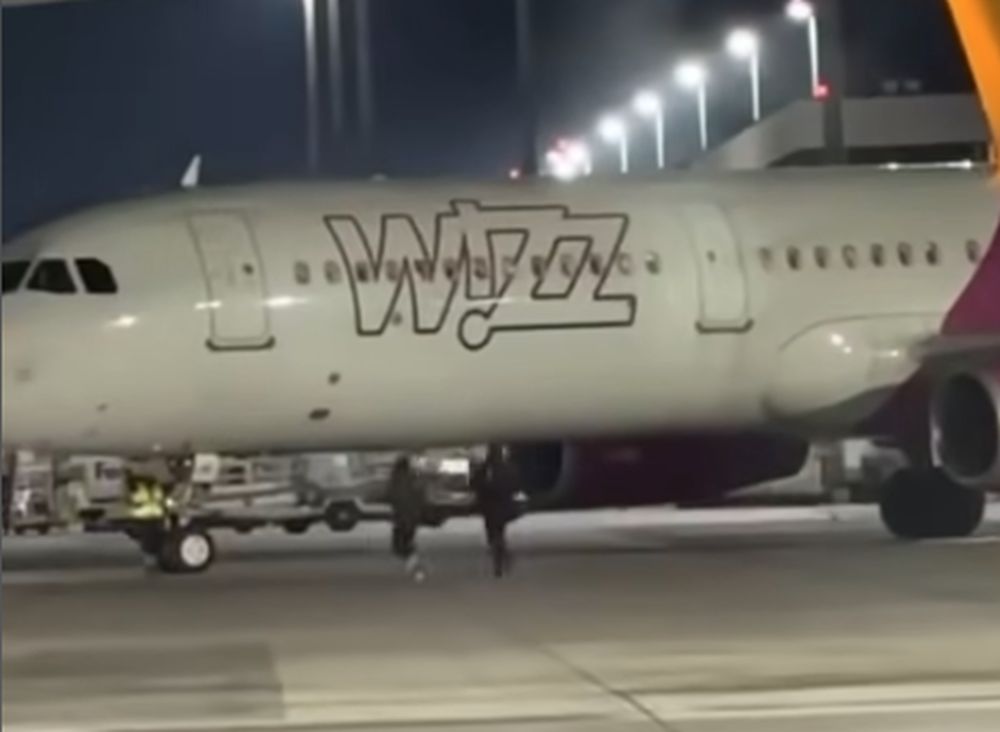 dupa-precedentul-creat-de-romani,-trei-britanici-au-fugit-dupa-avion,-tot-pe-pista-aeroportului-din-koln-–-hotnews.ro