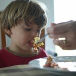 9-greseli-frecvente-in-alimentatia-copiilor-pe-care-le-fac-parintii-si-solutiile-sanatoase-prin-care-le-potrepara-–-hotnews.ro