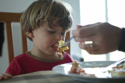 9-greseli-frecvente-in-alimentatia-copiilor-pe-care-le-fac-parintii-si-solutiile-sanatoase-prin-care-le-potrepara-–-hotnews.ro