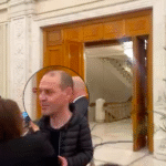 omul-lui-dogioiu,-ofiter-de-presa-la-guvern,-verificat-disciplinar-dupa-ce-a-bruscat-jurnalistii-la-plecarea-premierului-din-parlament
