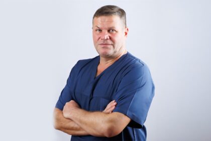 un-medic-din-galati-a-fost-certat-de-un-pacient-pentru-ca-l-ar-fi-operat-prea-repede,-iar-ai-ul-i-a-zis-ca-interventia-trebuia-sa-dureze-mai-mult