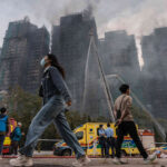 cauzele-incendiului-devastator-care-a-ucis-cel-putin-55-de-oameni-in-hong-kong-expertii-au-un-suspect-major,-posibil-responsabil-pentru-extinderea-focului-–-hotnews.ro