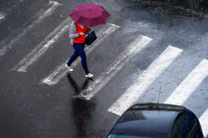 ce-a-patit-un-sofer-din-bucuresti,-dupa-ce-nu-a-acordat-prioritate-pe-trecerea-de-pietoni-unei-femei-si-copilului-ei.-poate-invata-sa-fie-mai-atenti