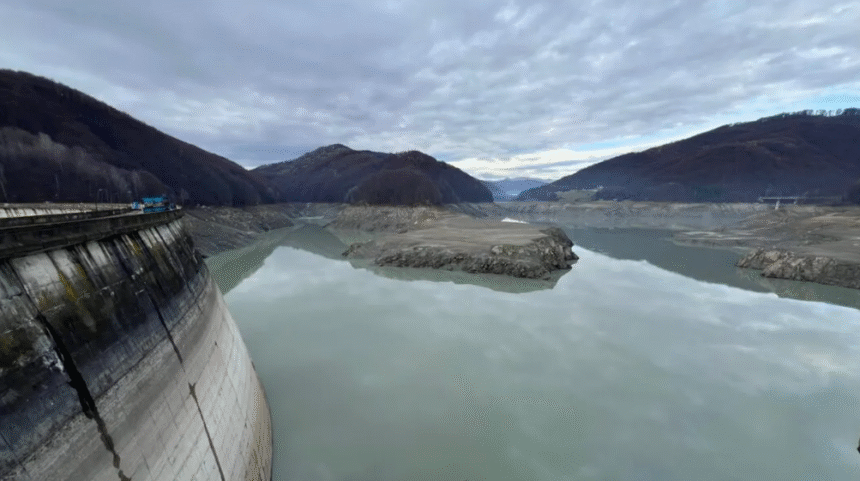 video-administratia-nationala-apele-romane-cere-declararea-starii-de-urgenta-in-prahova,-unde-zeci-de-mii-de-oameni-au-ramas-fara-apa-potabila-situatia-ar-putea-dura-inca-trei-zile-–-hotnews.ro