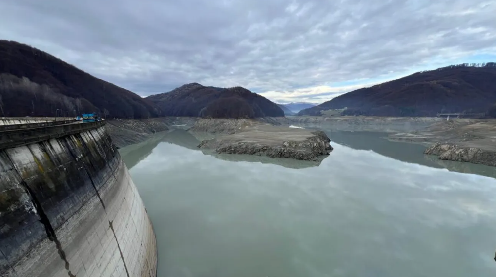 video-administratia-nationala-apele-romane-cere-declararea-starii-de-urgenta-in-prahova,-unde-zeci-de-mii-de-oameni-au-ramas-fara-apa-potabila-situatia-ar-putea-dura-inca-trei-zile-–-hotnews.ro