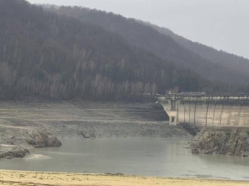primele-masuri-in-judetul-prahova,-unde-zeci-de-mii-de-oameni-nu-au-apa-potabila-/-scoli-si-gradinite-inchise-in-campina,-apa-distribuita-cu-cisterne-–-hotnews.ro
