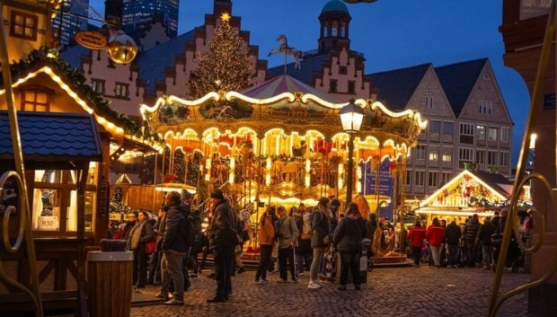 cat-costa-vacanta-in-decembrie-2025-la-cele-mai-mari-targuri-de-craciun-din-europa.-zboruri-dus-intors-de-la-66-de-euro