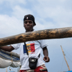 1-decembrie-neasteptat-in-tanzania:-tanarul-ghid-din-zanzibar-care-poarta-steagul-romaniei-pe-tricou-si-a-invatat-limba-romana-de-unul-singur-ca-sa-poata-fi-angajat-de-turisti-–-hotnews.ro