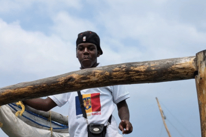 1-decembrie-neasteptat-in-tanzania:-tanarul-ghid-din-zanzibar-care-poarta-steagul-romaniei-pe-tricou-si-a-invatat-limba-romana-de-unul-singur-ca-sa-poata-fi-angajat-de-turisti-–-hotnews.ro