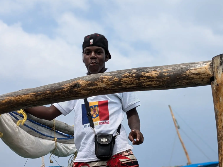 1-decembrie-neasteptat-in-tanzania:-tanarul-ghid-din-zanzibar-care-poarta-steagul-romaniei-pe-tricou-si-a-invatat-limba-romana-de-unul-singur-ca-sa-poata-fi-angajat-de-turisti-–-hotnews.ro