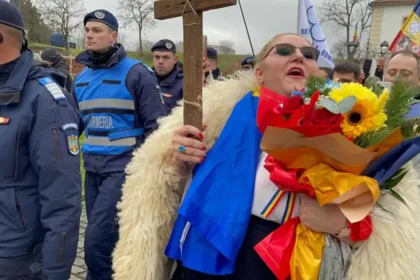 dianei-sosoaca-a-venit-la-alba-iulia-intr-o-suba-ciobaneasca