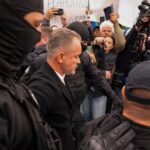 video-primele-imagini-din-sala-de-judecata-cu-vladimir-plahotniuc,-suspectat-de-cea-mai-mare-devalizare-din-istoria-republicii-moldova-oligarhul-a-reusit-sa-se-ascunda-ani-de-zile-–-hotnews.ro