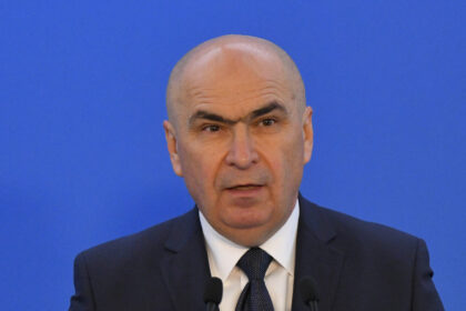 angajatii-de-la-guvern-ii-cer-lui-bolojan-sa-inceteze-„practica-toxica”.-in-caz-contrar,-ameninta-chiar-cu-boicotarea-sedintelor-de-guvern