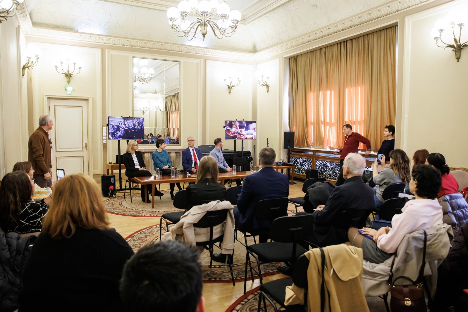 filarmonica-george-enescu-ia-atitudine-impotriva-violentei-asupra-femeii-si-a-indiferentei-fata-de-aceasta-problema-|-revista-biz-–-prima-revista-de-business-din-romania