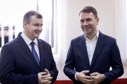 disperare-in-tabara-lui-drula-cu-cateva-zile-inainte-de-vot,-presedintele-si-toti-oamenii-din-jurul-sau-lupta-pentru-candidatul-usr.-tomac,-consilier-onorific,-ii-dedica-o-oda