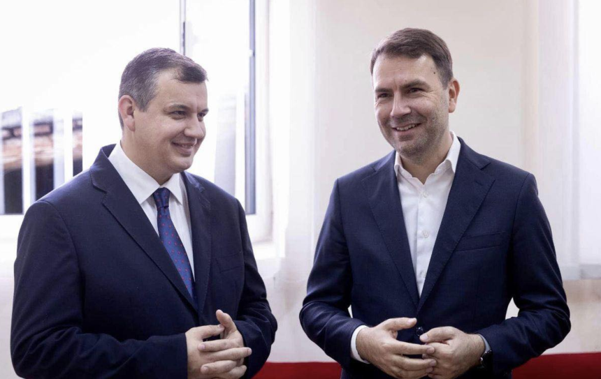 disperare-in-tabara-lui-drula-cu-cateva-zile-inainte-de-vot,-presedintele-si-toti-oamenii-din-jurul-sau-lupta-pentru-candidatul-usr.-tomac,-consilier-onorific,-ii-dedica-o-oda