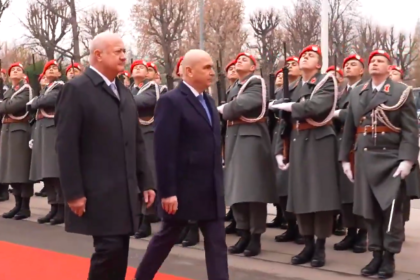 cancelarul-austriei-il-primeste-pe-premierul-ilie-bolojan-cu-onoruri-militare.-cei-doi-vor-discuta-despre-cooperarea-in-domeniul-energetic