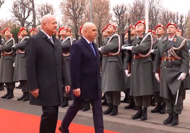 cancelarul-austriei-il-primeste-pe-premierul-ilie-bolojan-cu-onoruri-militare.-cei-doi-vor-discuta-despre-cooperarea-in-domeniul-energetic