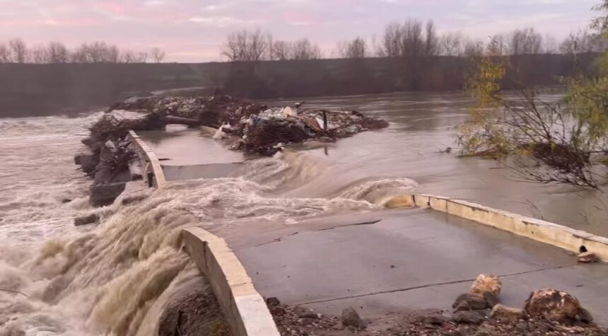 pericol-langa-bucuresti!-viitura-a-rupt-mai-multe-poduri,-dupa-ce-barajul-mihailesti-a-fost-golit