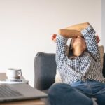 munca-de-acasa-ii-loveste-pe-tineri-fix-unde-ii-doare!-abia-acum-isi-dau-seama-ca-„remote-ul”-le-saboteaza-cariera