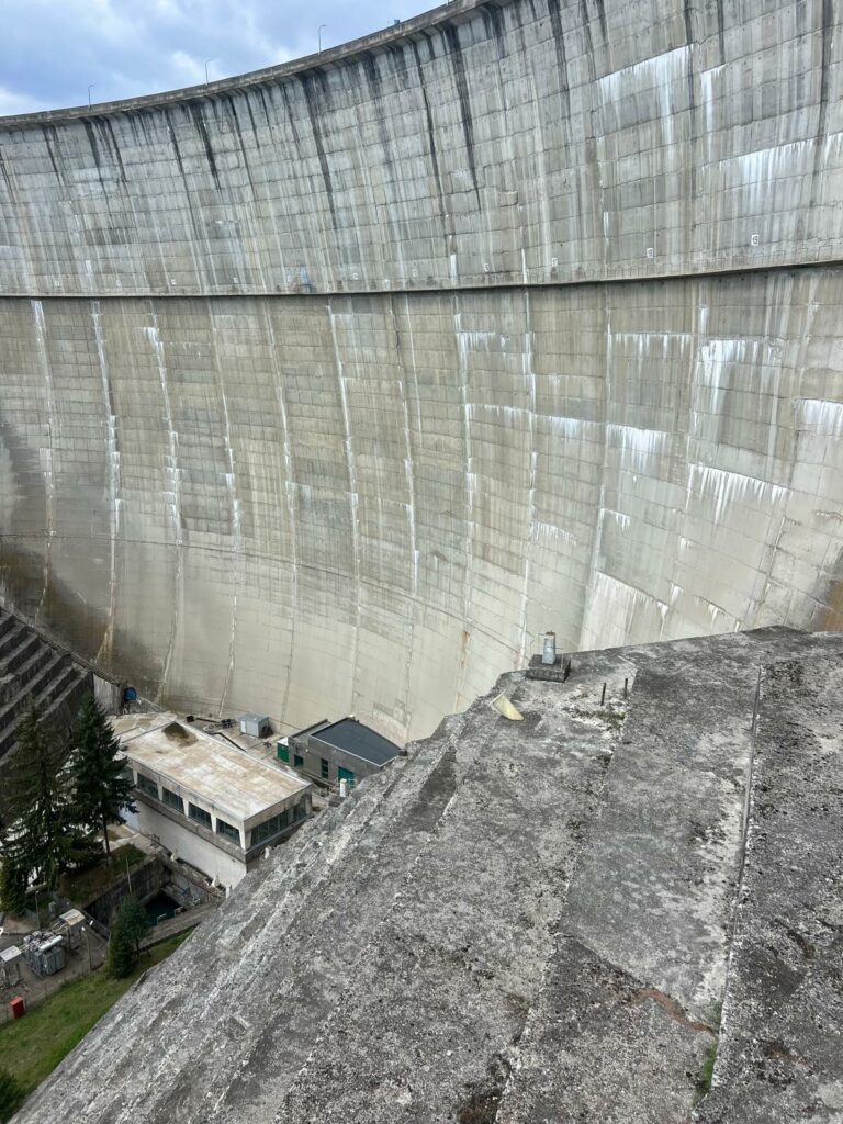 apele-romane:-lucrarile-hidrotehnice-functioneaza-normal;-umectarile-vizibile-nu-indica-o-avarie