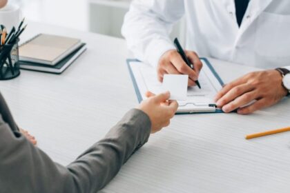 pensionarii-cu-pensii-de-peste-3000-de-lei-si-oamenii-care-s-au-asigurat-optional-la-sanatate-au-adus-aproape-950-de-milioane-de-lei-la-fondul-sanatatii-in-trei-luni,-efect-direct-al-eliminarii-multor-exceptii-de-la-plata-cass-prin-legea-141-–-economica.