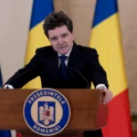 nicusor-dan-ridica-in-slavi-constitutia,-desi-a-incalcat-o-in-timpul-campaniei-electorale-pentru-pmb.-presedintele-l-a-sustinut-pe-catalin-drula