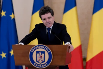 nicusor-dan-ridica-in-slavi-constitutia,-desi-a-incalcat-o-in-timpul-campaniei-electorale-pentru-pmb.-presedintele-l-a-sustinut-pe-catalin-drula