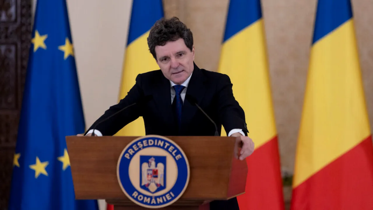 nicusor-dan-ridica-in-slavi-constitutia,-desi-a-incalcat-o-in-timpul-campaniei-electorale-pentru-pmb.-presedintele-l-a-sustinut-pe-catalin-drula