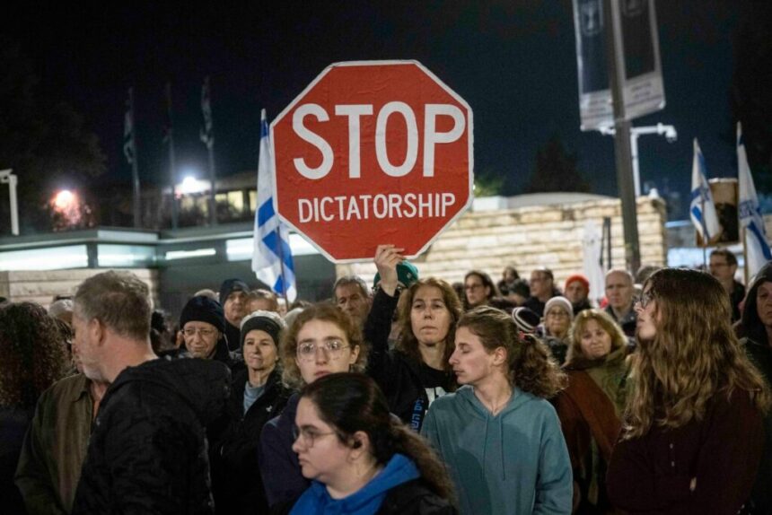 proteste-la-tel-aviv:-multimea-cere-ca-netanyahu-sa-nu-fie-gratiat-in-dosarele-de-coruptie